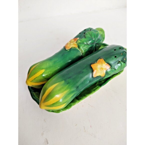 Vintage Cucumber Salt and Pepper Shakers & Underplate Hinode Japan 1950's - Picture 3 of 13